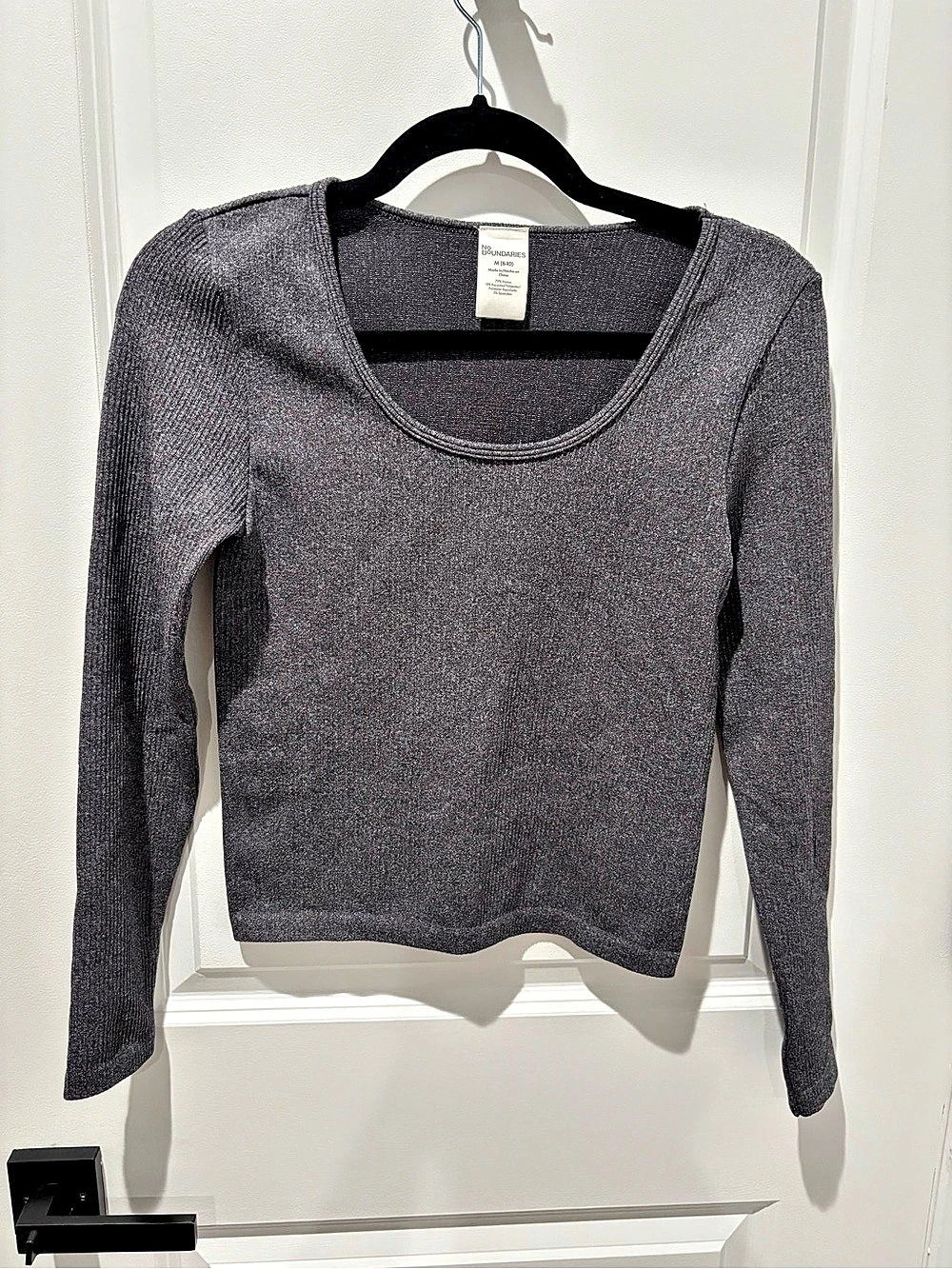 No Boundaries Long Sleeve Top in Gray Size Medium Like New